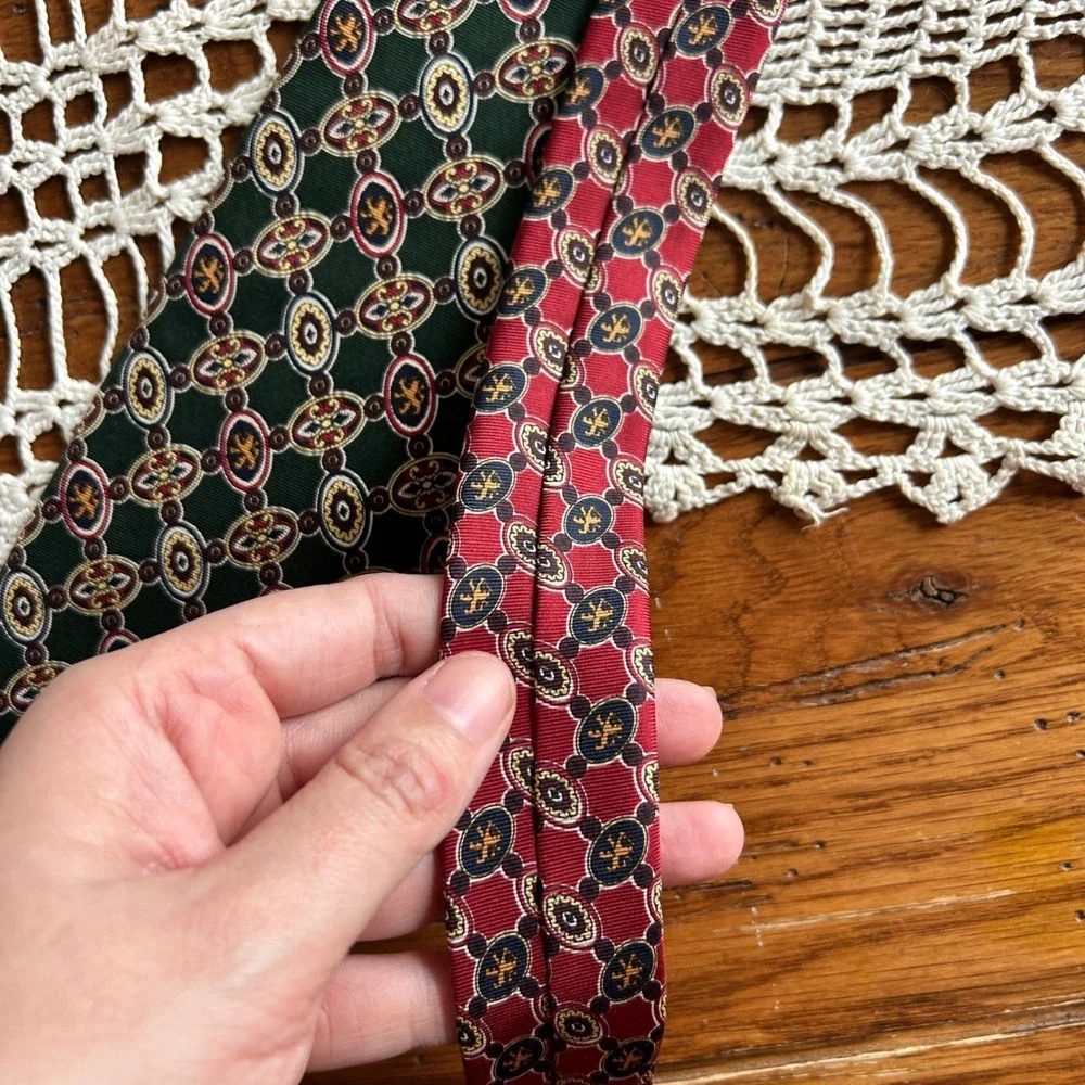 Vintage‎ Tommy Hilfiger Mens Tie Green Burgundy Crest Medallion Italian Silk